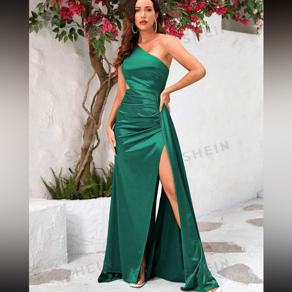 Emerald green one shoulder gown - Picture 5 of 6